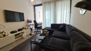 סלון הדירה בפלורנטין