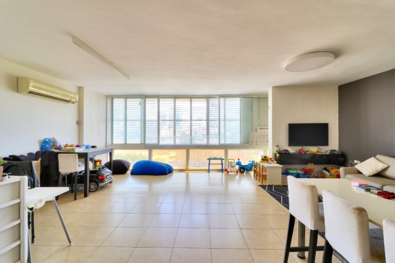 דירת 4.5 חדרים ענקית ברח’ ה’ באייר
