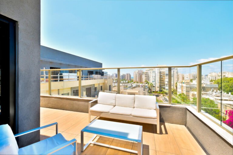 מרפסת הדירה