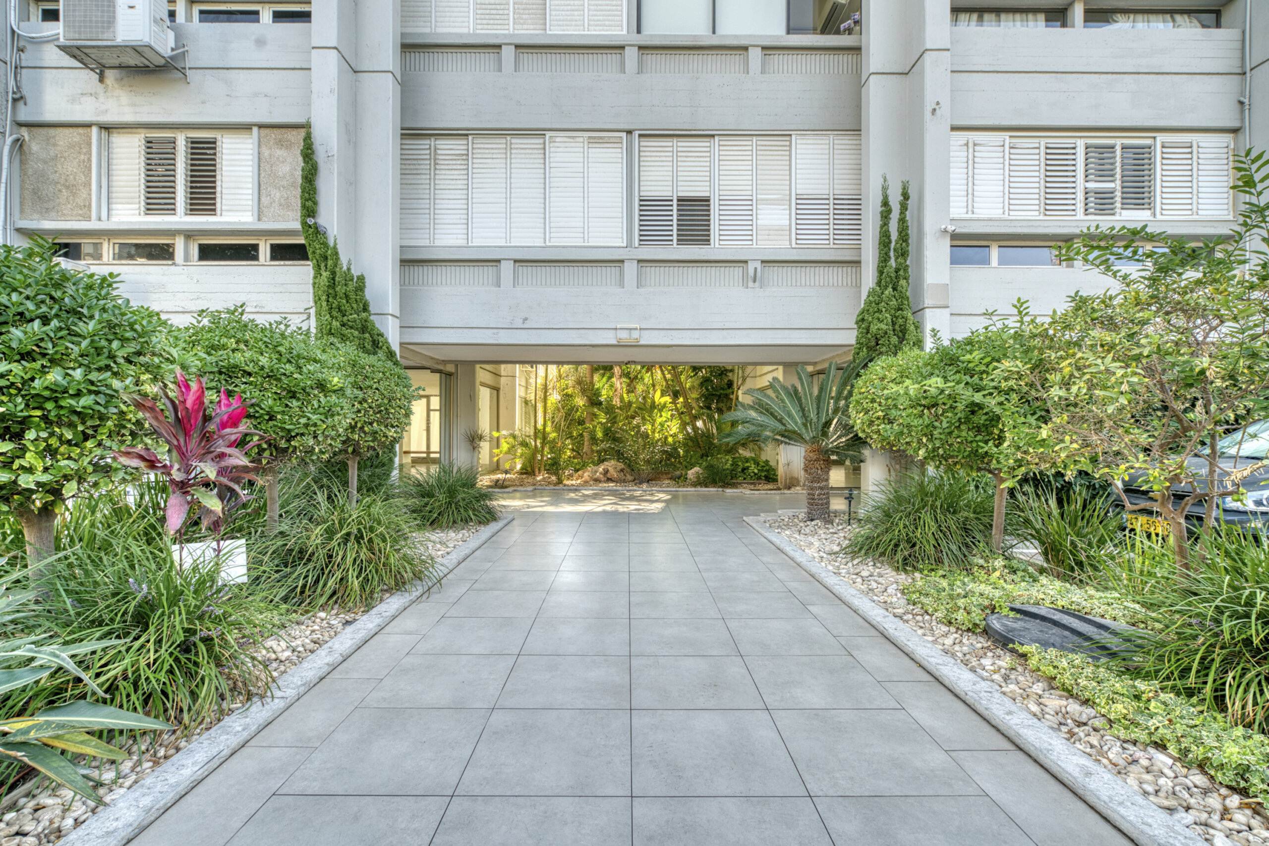 הכניסה לבניין