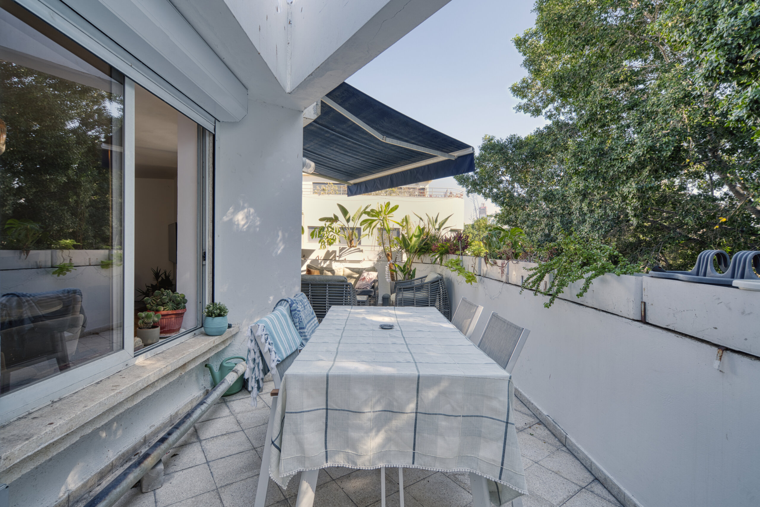 מרפסת גדולה