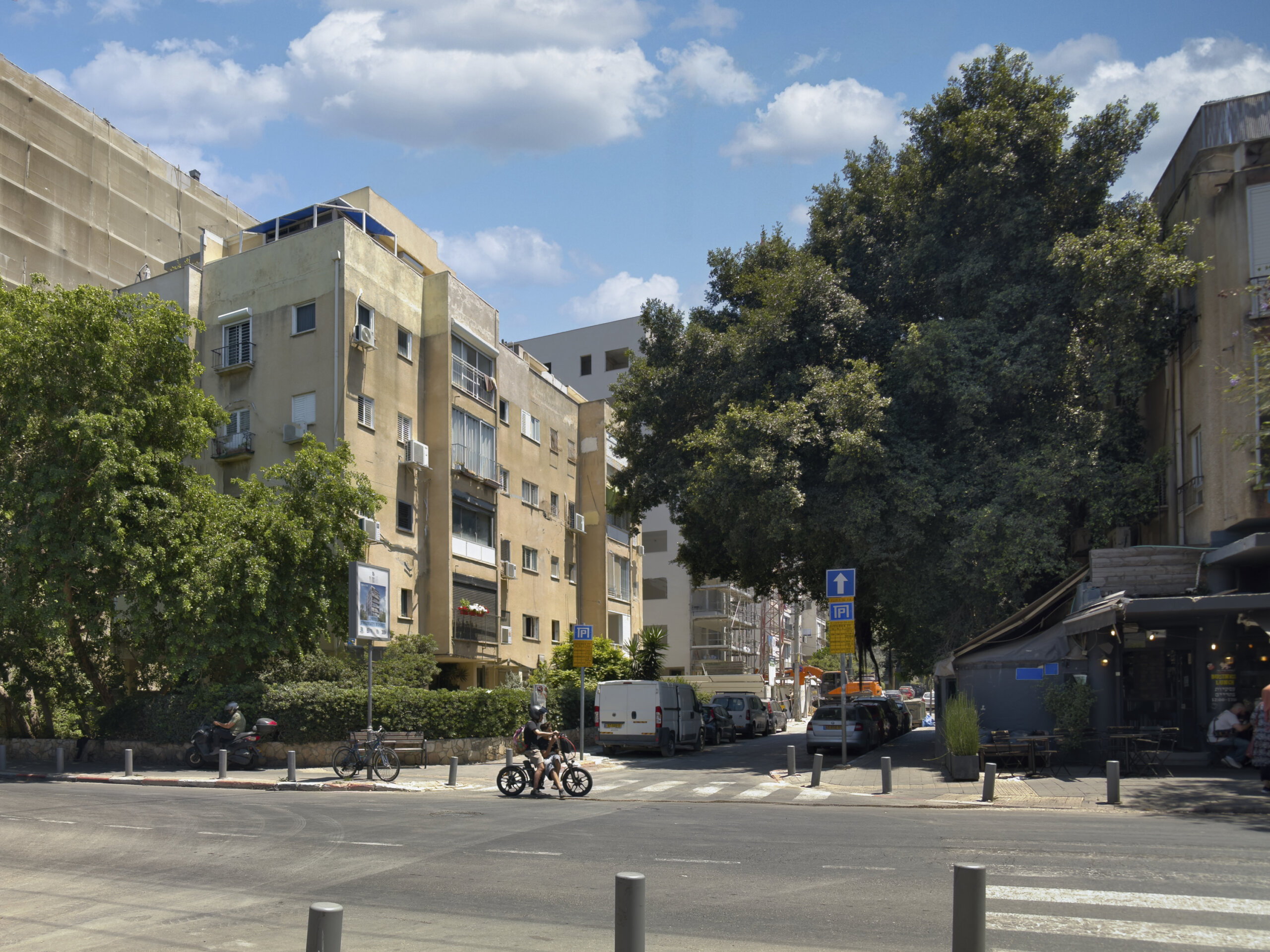 הבניין