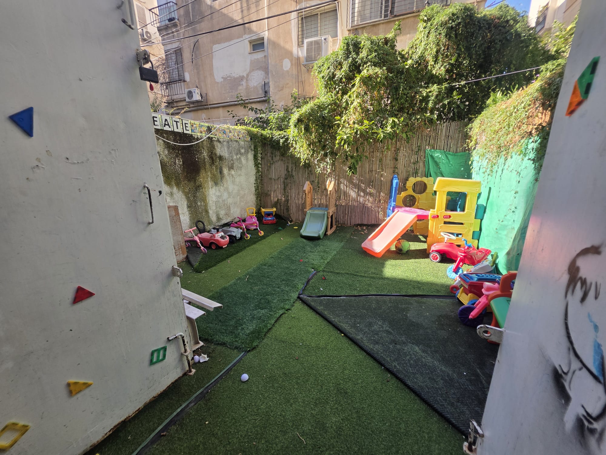 חצר קדמית